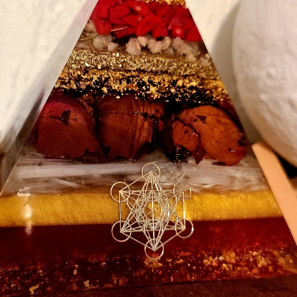 Orgonite Pyramid Lamp - Picture 4 of 6